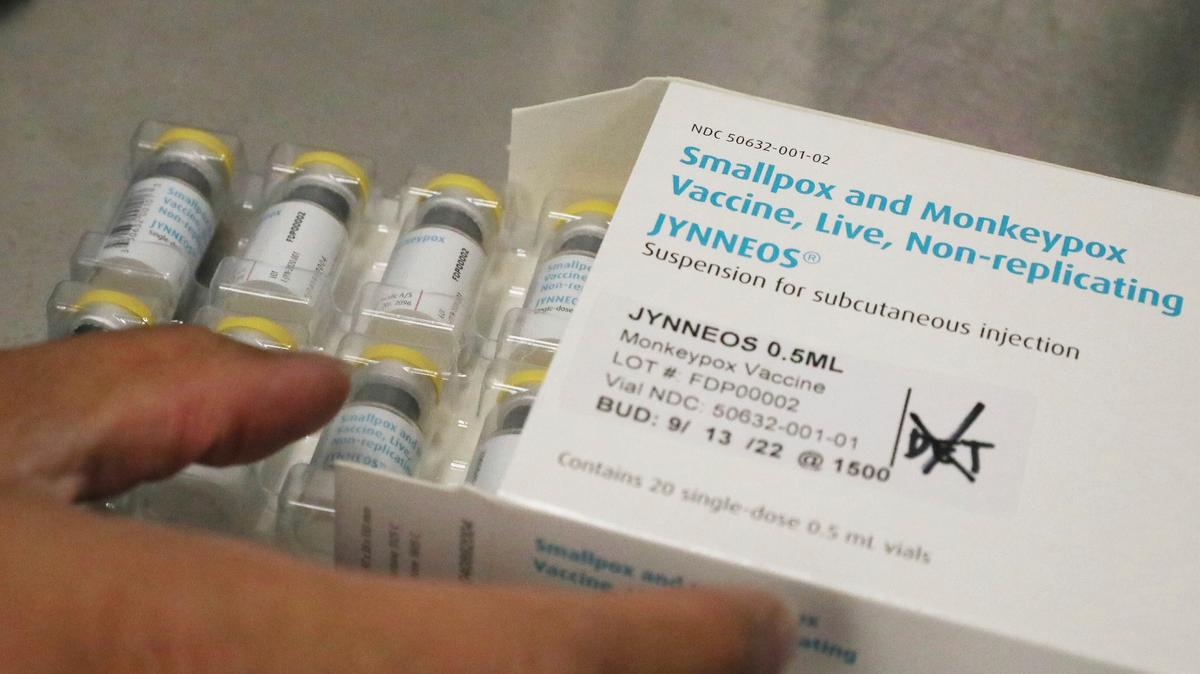 El farmacéutico Jonathan Parducho abre una caja de vacunas Jynneos para la viruela símica en el Hospital General Zuckerberg, en San Francisco, California, el 29 de julio de 2022. (Lea Suzuki/San Francisco Chronicle vía AP)