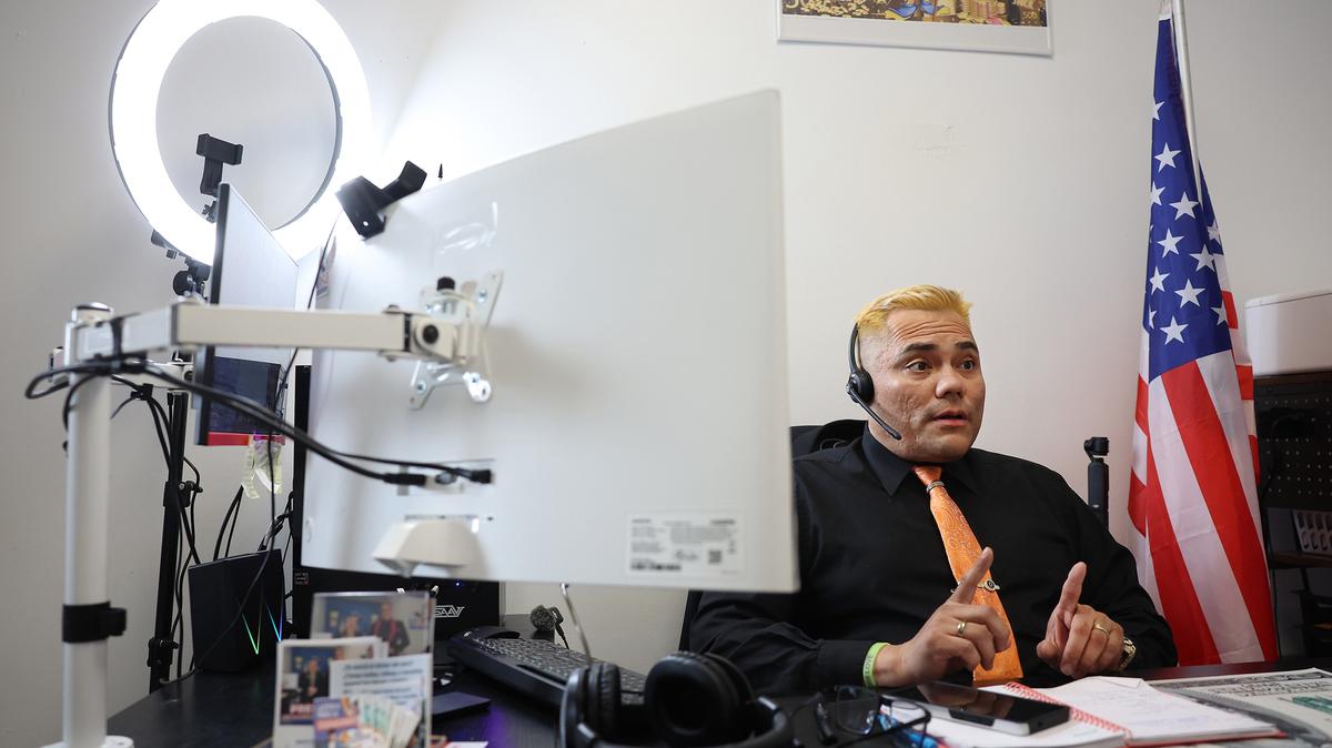 Danilo Sansonetti works out of small space inside a hair salon on Chicago’s Northwest Side where, among other duties, he assists Venezuelans interested in obtaining a salvoconducto and assists others in navigating the CBP app to arrange for voluntary self-deportation, on Thursday, April 9, 2026. (Chris Sweda/Chicago Tribune/TNS)