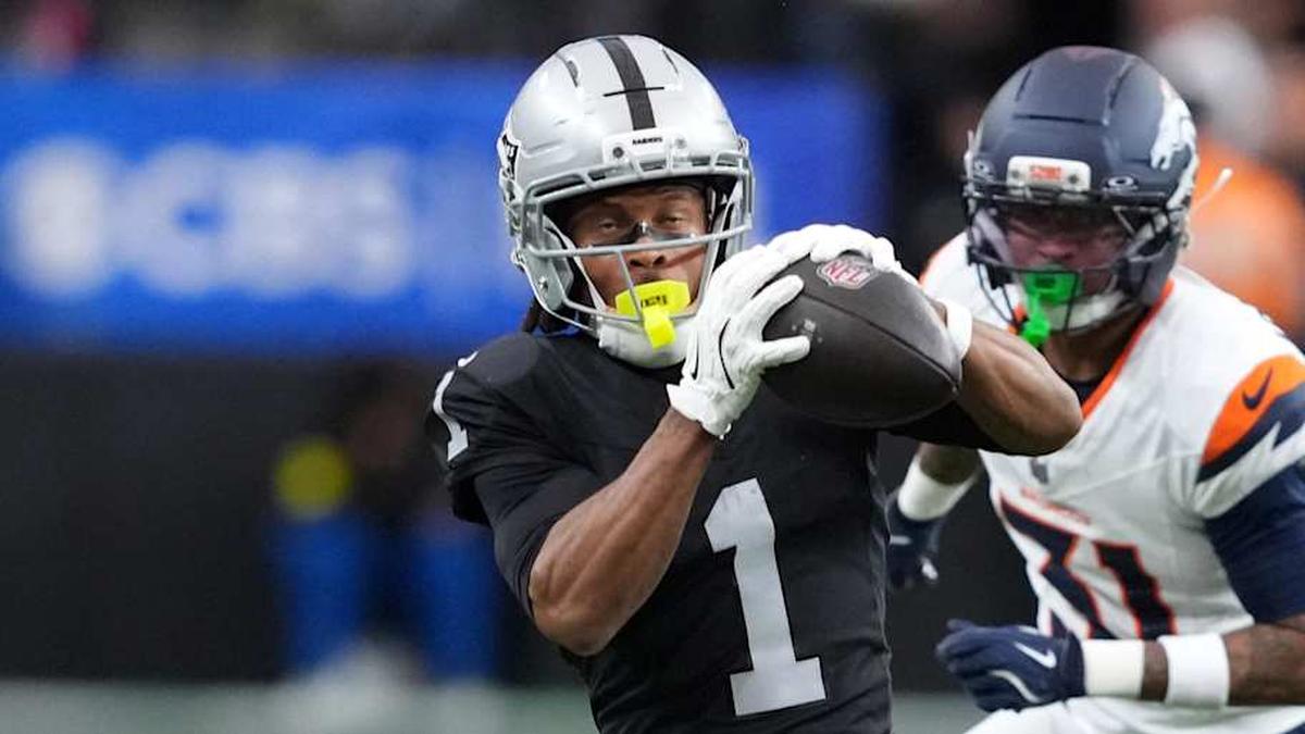  Dec 7, 2025; Paradise, Nevada, USA; Las Vegas Raiders wide receiver Tre Tucker (1) catches the ball against Denver Broncos cornerback Kris Abrams-Draine (31) in the first half at Allegiant Stadium. Mandatory Credit: Kirby Lee-Imagn Images | Kirby Lee-Imagn Images 