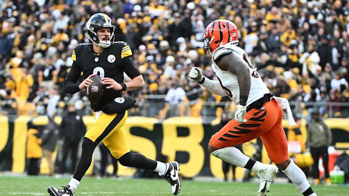  Nov 16, 2025; Pittsburgh, Pennsylvania, USA; Pittsburgh Steelers quarterback Mason Rudolph (2) looks to pass the ball while defended by Cincinnati Bengals defensive end Myles Murphy (99) during the second half at Acrisure Stadium. Mandatory Credit: Barry Reeger-Imagn Images | Barry Reeger-Imagn Images 