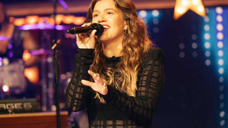 Kelly Clarkson's Kids Make Sweet Cameo During Final Talk Show Episode 