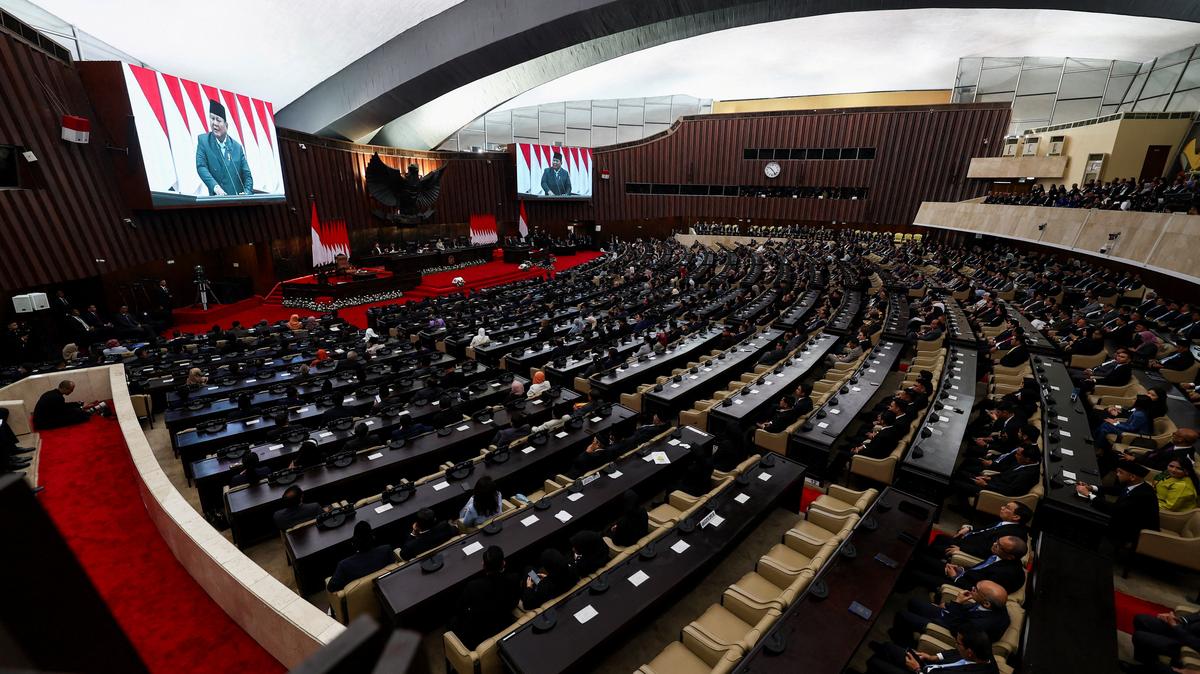 Large screens display Indonesian President Prabowo Subianto as he delivers his speech on economic policies and the 2027 fiscal plan to parliament members at the parliament building in Jakarta, Indonesia, May 20, 2026. REUTERS/Willy Kurniawan