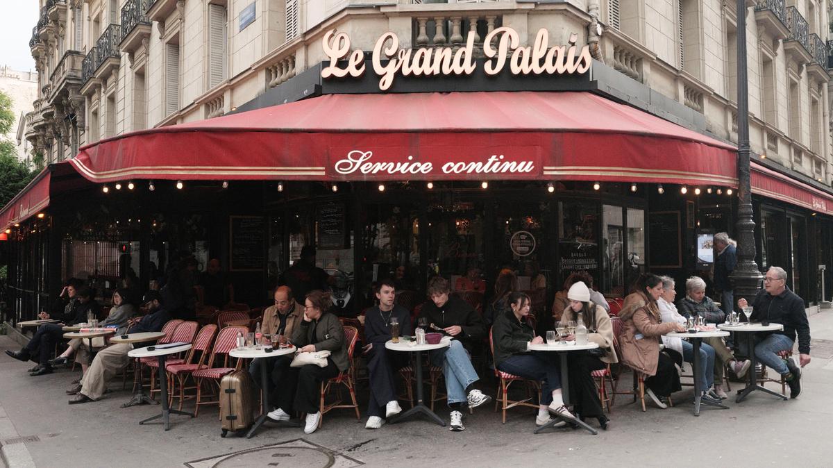 People dine outside a restaurant in Paris, France, May 6, 2026. REUTERS/Jeenah Moon