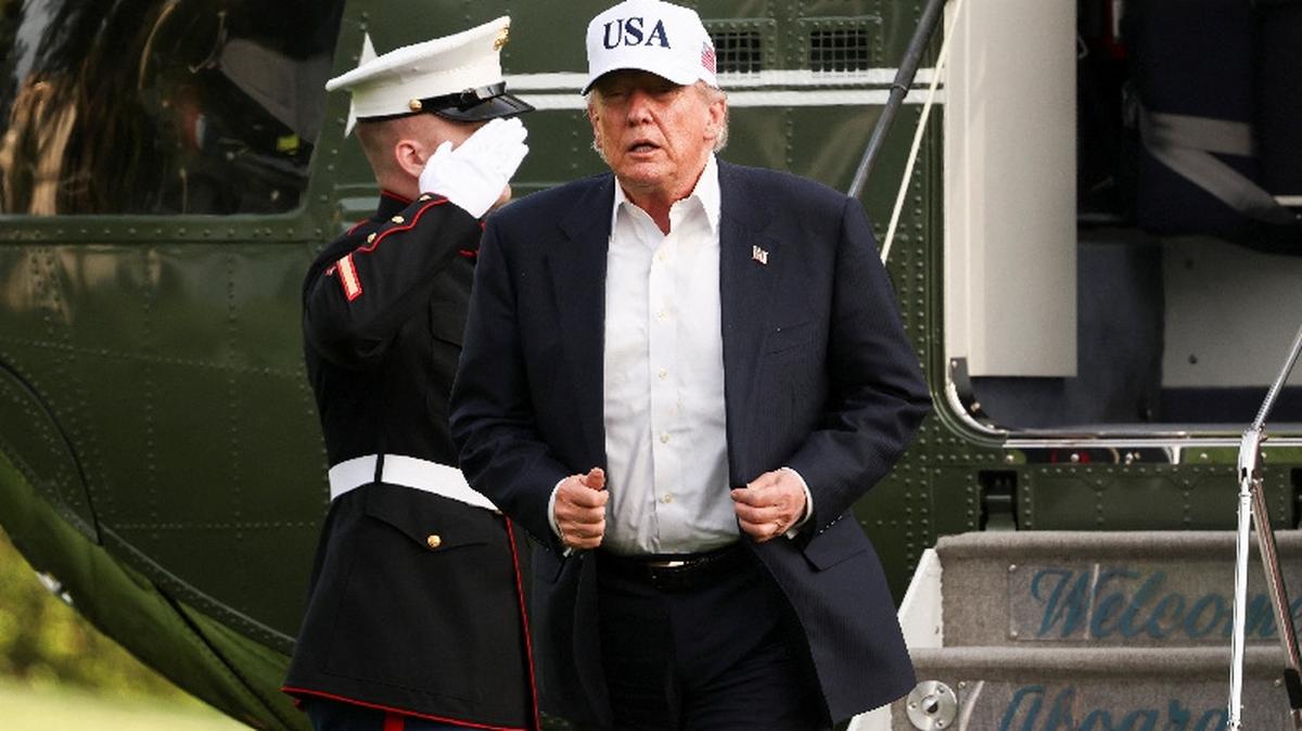 U.S. President Donald Trump returns to the White House after his trip to China, in Washington, D.C., U.S., May 15, 2026. REUTERS/Kevin Lamarque