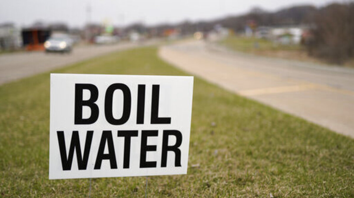 Un cartel de "Hervir el agua" se ve en Glenwood, Iowa, en esta foto de archivo de abril de 2019. La ciudad de Kerman, en el Condado Fresno, pide a los habitantes que hiervan el agua tras un apagón el 11 de mayo de 2022.