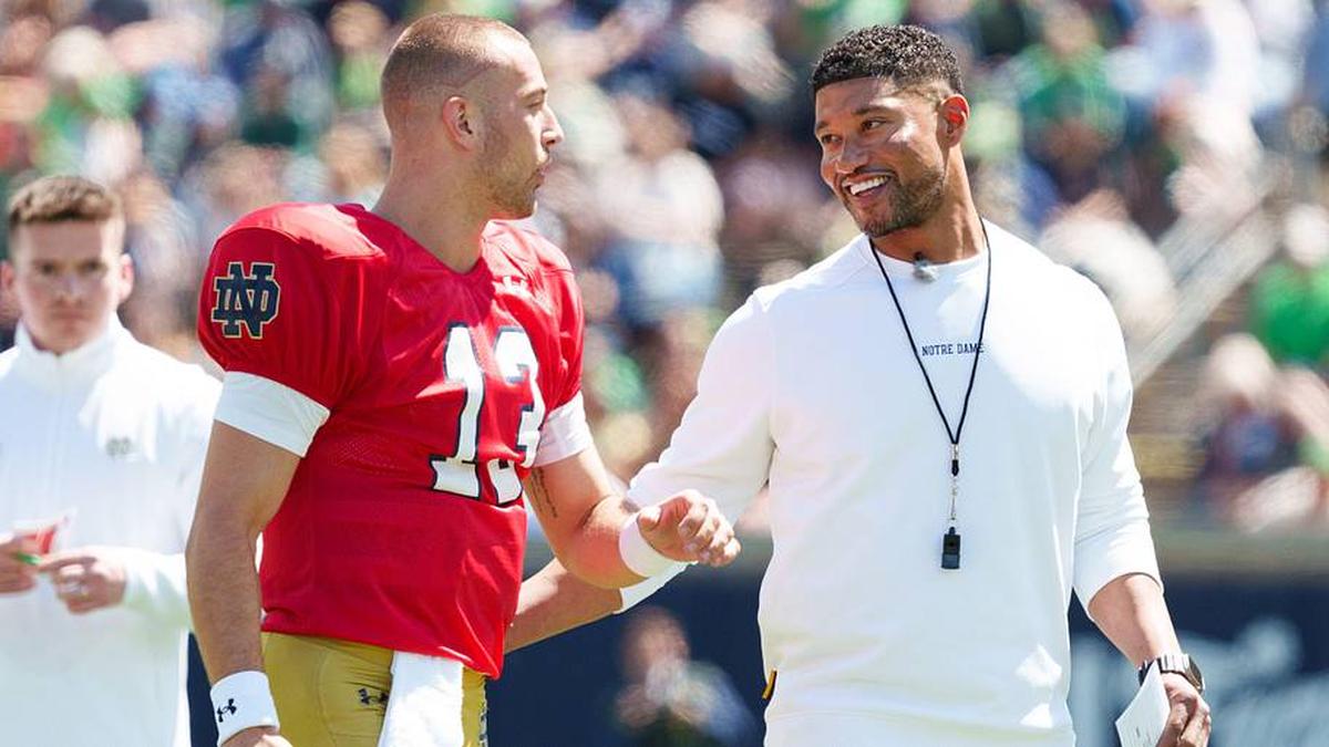  Notre Dame quarterback CJ Carr (13) and head coach Marcus Freeman during the Blue-Gold spring game at Notre Dame Stadium on Saturday, April 25, 2026, in South Bend. | MICHAEL CLUBB/SOUTH BEND TRIBUNE / USA TODAY NETWORK via Imagn Images 