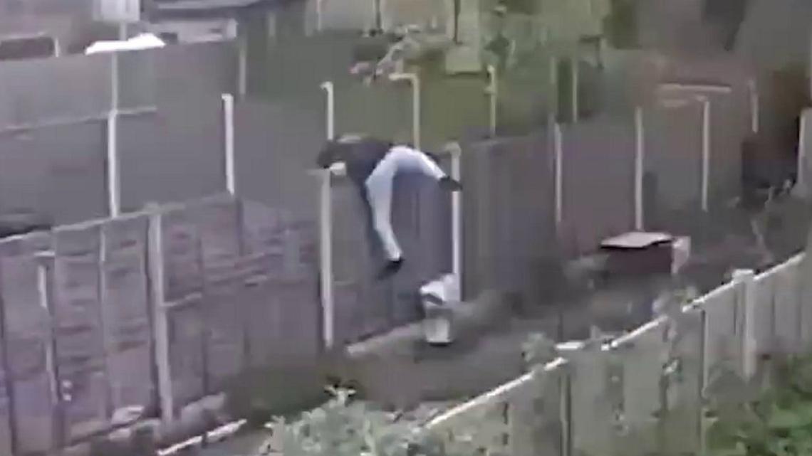 A thief flees police by climbing fences. (Kent Police via SWNS). 