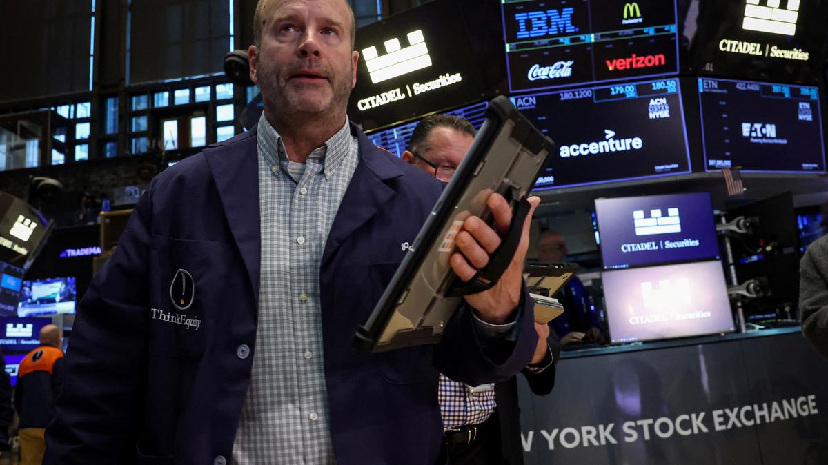 Traders work on the floor at the New York Stock Exchange (NYSE) in New York City, U.S., May 5, 2026. REUTERS/Brendan McDermid/File Photo