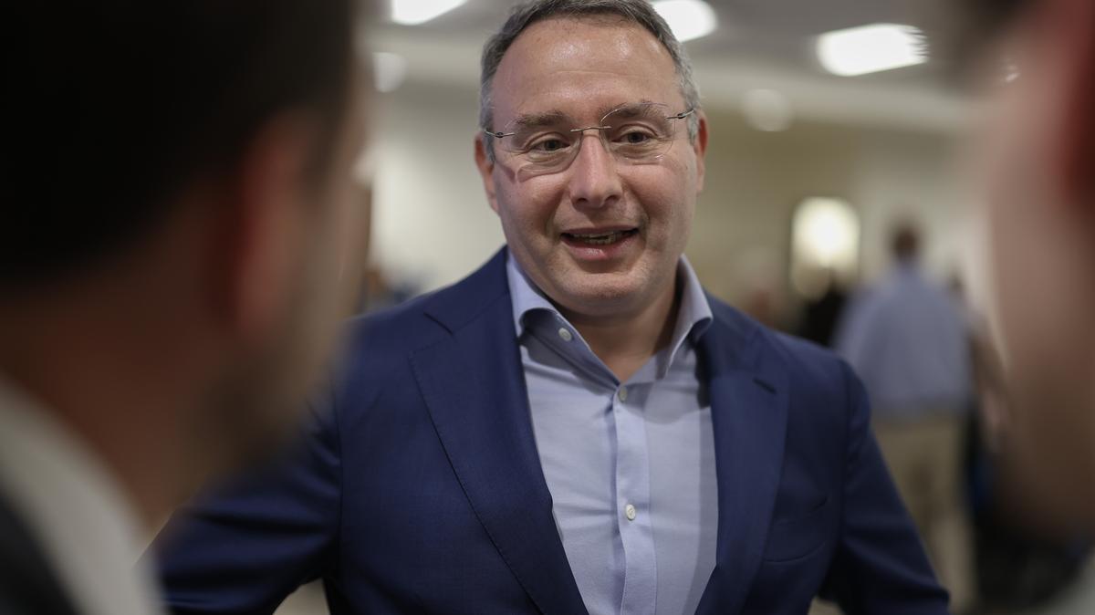 Alex Vindman Florida Senate race polls. Retired Lt. Col. Alexander Vindman meets with voters during a campaign event in Sunrise, Florida on February 9, 2026.