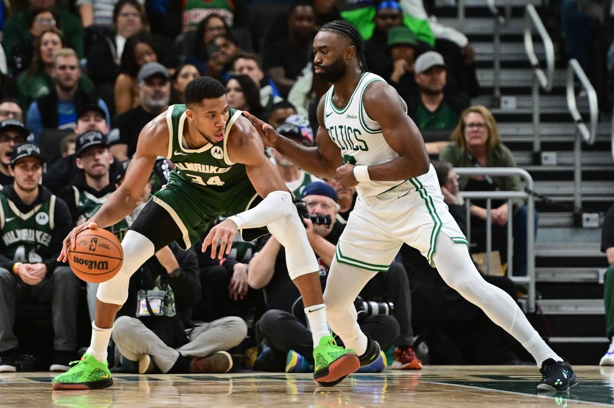  Milwaukee Bucks forward Giannis Antetokounmpo (34) is guarded by Boston Celtics forward Jaylen Brown (7) Benny Sieu-Imagn Images