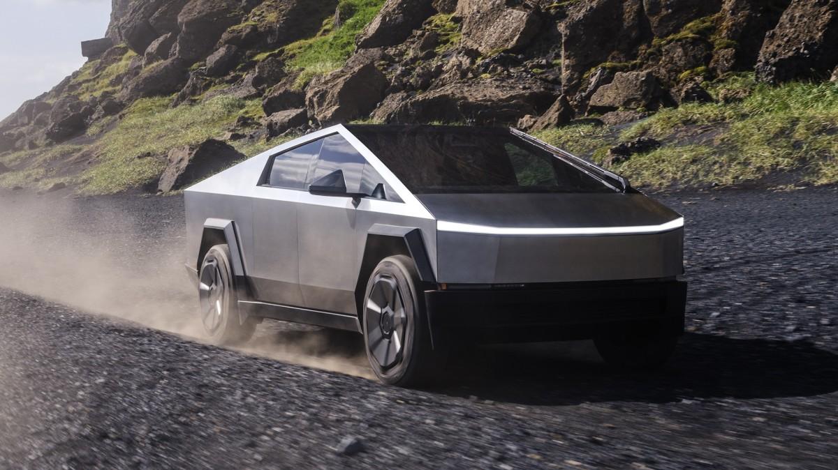 Imagen de un Tesla Cybertruck. Según nuevos documentos publicados por la Administración Nacional de Seguridad del Tráfico en las Carreteras (NHTSA), este auto es objeto de un nuevo retiro masivo.