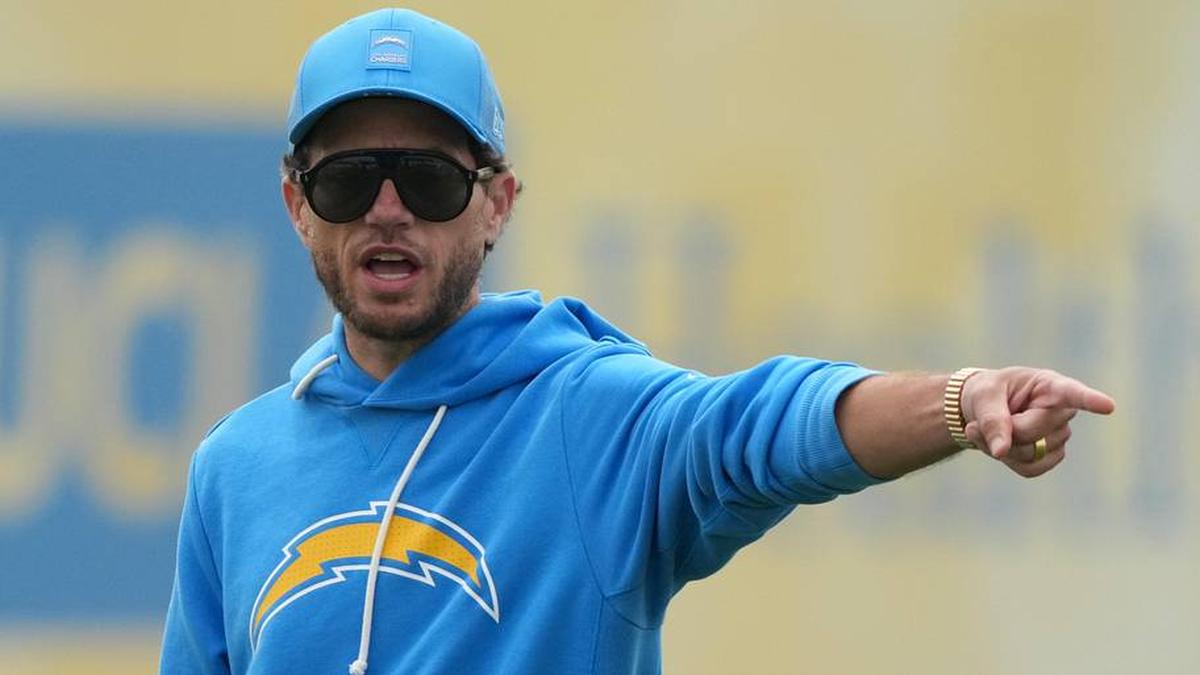  May 11, 2026; El Segundo, CA, USA; Los Angeles Chargers offensive coordinator Mike McDaniel during offseason workouts at The Bolt. Mandatory Credit: Kirby Lee-Imagn Images | Kirby Lee-Imagn Images 
