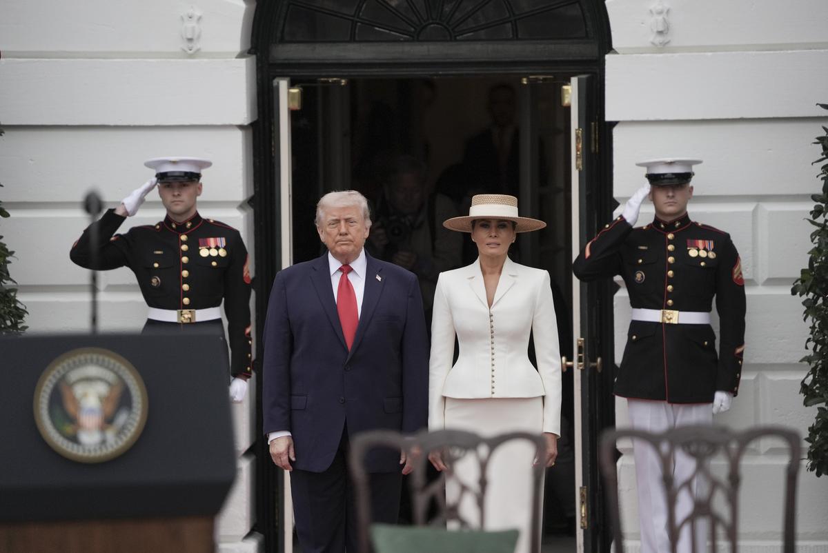 President Donald Trump and first lady Melania Trump arrive to great King Charles III and Queen Camilla during an arrival ceremony on the South Lawn of the White House in Washington, on Tuesday, April 28, 2026. (Salwan Georges/The New York Times)