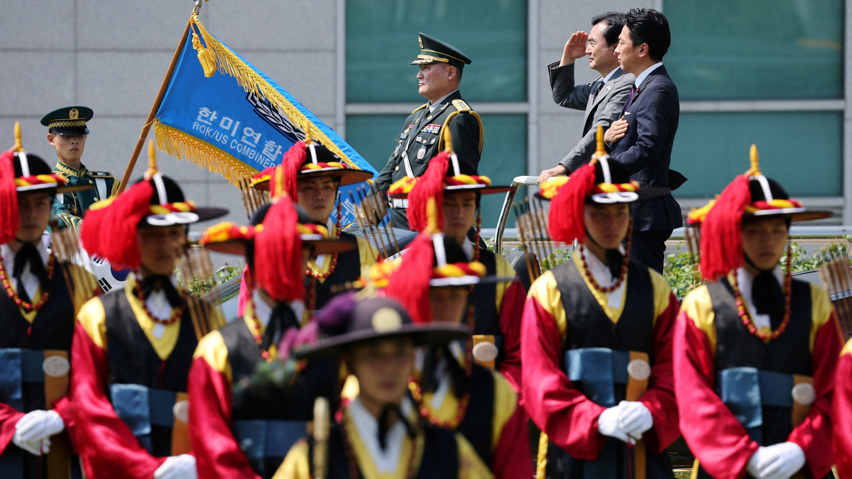 Japanese Defence Minister Shinjiro Koizumi and South Korean Defence Minister Ahn Gyu-back inspect honor guards during a welcoming ceremony before their meeting at the Defence Ministry in Seoul, South Korea, June 28, 2026.   REUTERS/Kim Hong-Ji/Pool