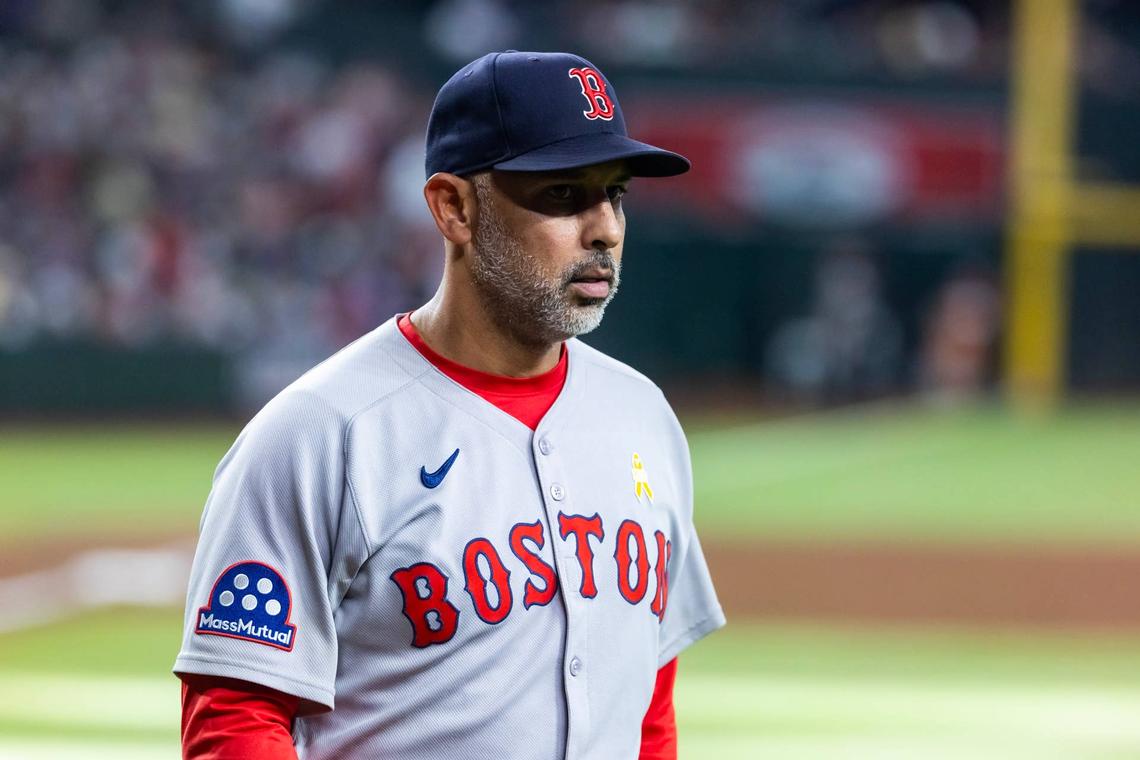  Boston Red Sox manager Alex Cora (21) © Mark J. Rebilas-Imagn Images