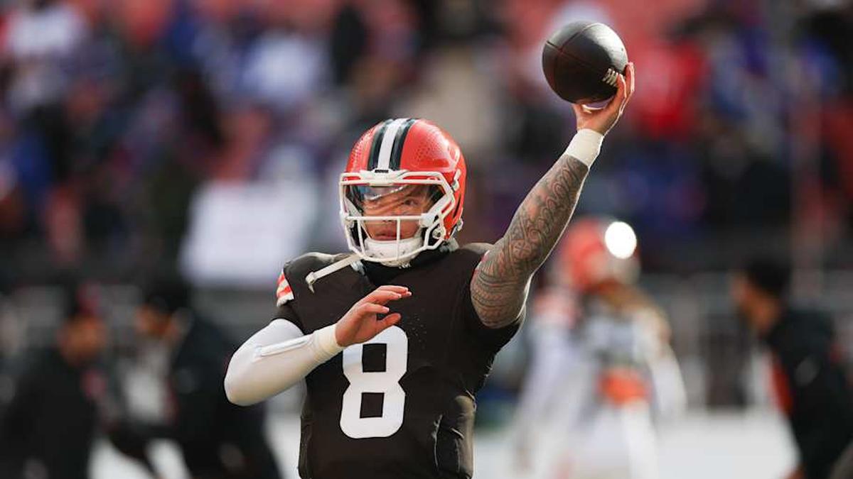  Cleveland Browns quarterback Dillon Gabriel (8) warms up prior to a game against the Buffalo Bills at Huntington Bank Field. | Scott Galvin-Imagn Images 