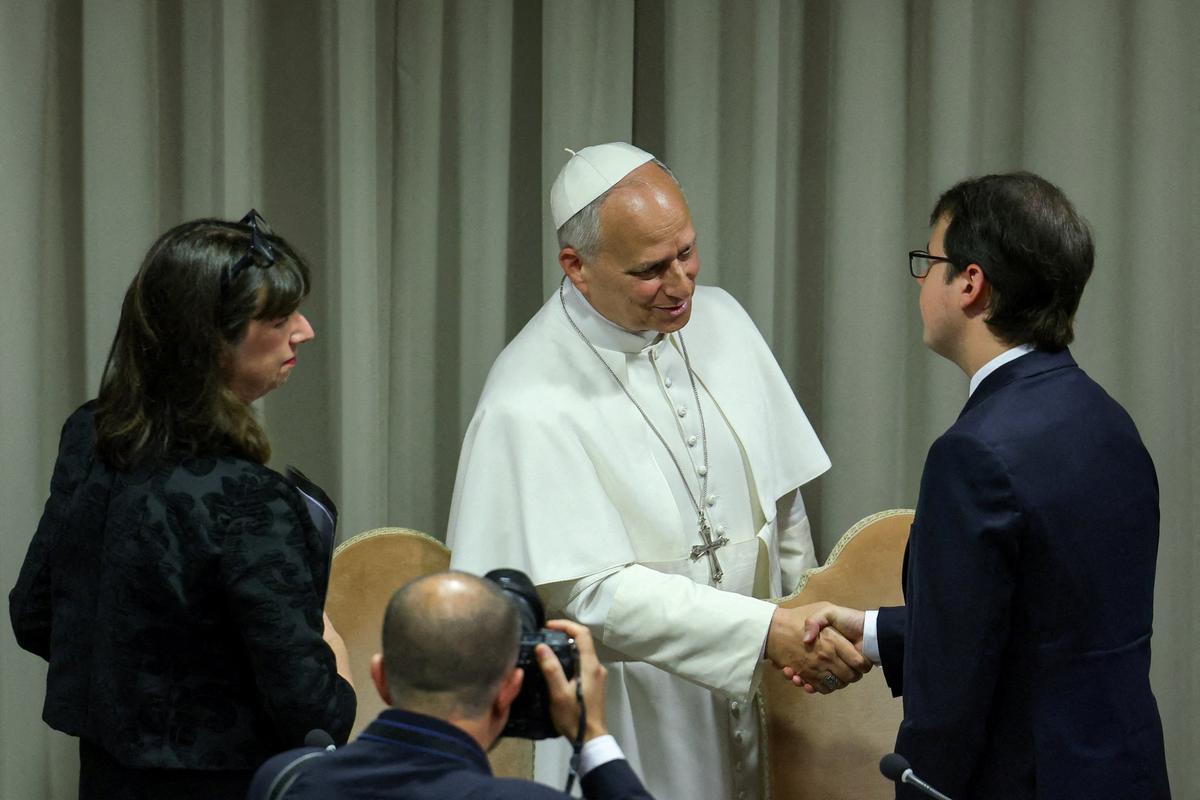 Pope Leo XIV shakes hands with Anthropic co-founder Christopher Olah at the presentation of "Magnifica humanitas", his first encyclical, focused on the rise of artificial intelligence, at the Vatican's Aula Nuova del Sinodo, May 25, 2026. REUTERS/Yara Nardi     TPX IMAGES OF THE DAY