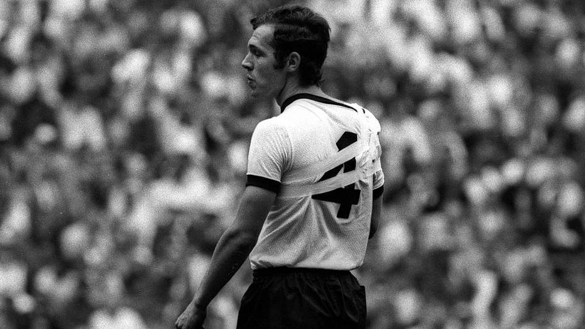  Beckenbauer played in a sling for much of the 1972 final. | IMAGO/Sven Simon 