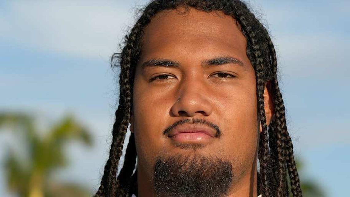  (#44) Keenyi Pepe, OL, 6'7, 330 pounds, for the white team, Class of 2026, during IMG's Academy Pro Day held at IMG's football field in Bradenton, FL on Thursday, Feb, 27, 2025. | Thomas Bender/ Sarasota Herald-Tribune / USA TODAY NETWORK via Imagn Images 
