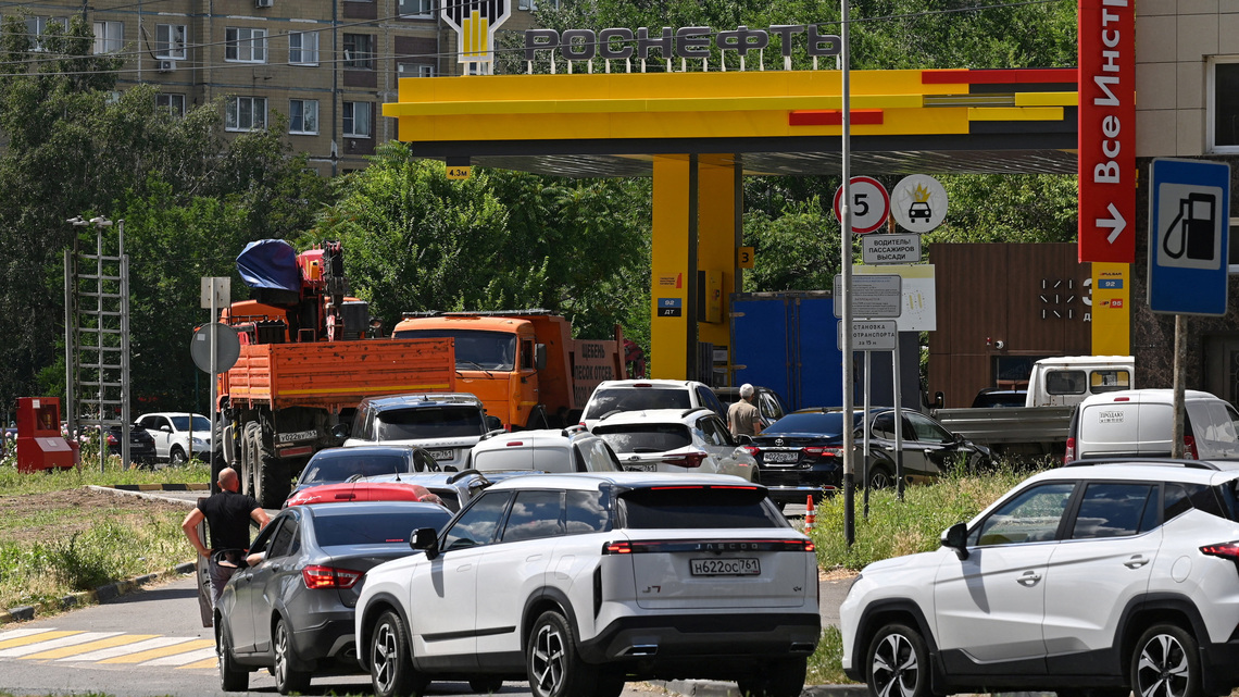Cossacks, volunteers help keep order at petrol stations in Russian Black Sea resort 