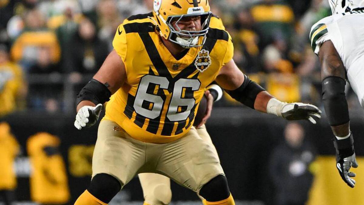  Oct 26, 2025; Pittsburgh, Pennsylvania, USA; Pittsburgh Steelers guard Mason McCormick (66) looks to block Green Bay Packers defensive end Micah Parsons (1) during the first half at Acrisure Stadium. Mandatory Credit: Barry Reeger-Imagn Images | Barry Reeger-Imagn Images 