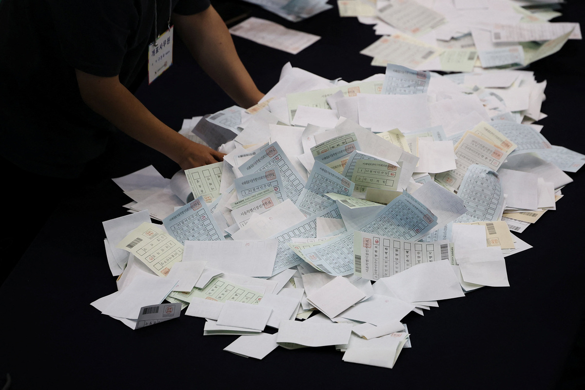 An election official counts the ballots for local elections in Seoul, South Korea, June 3, 2026.     REUTERS/Kim Hong-Ji
