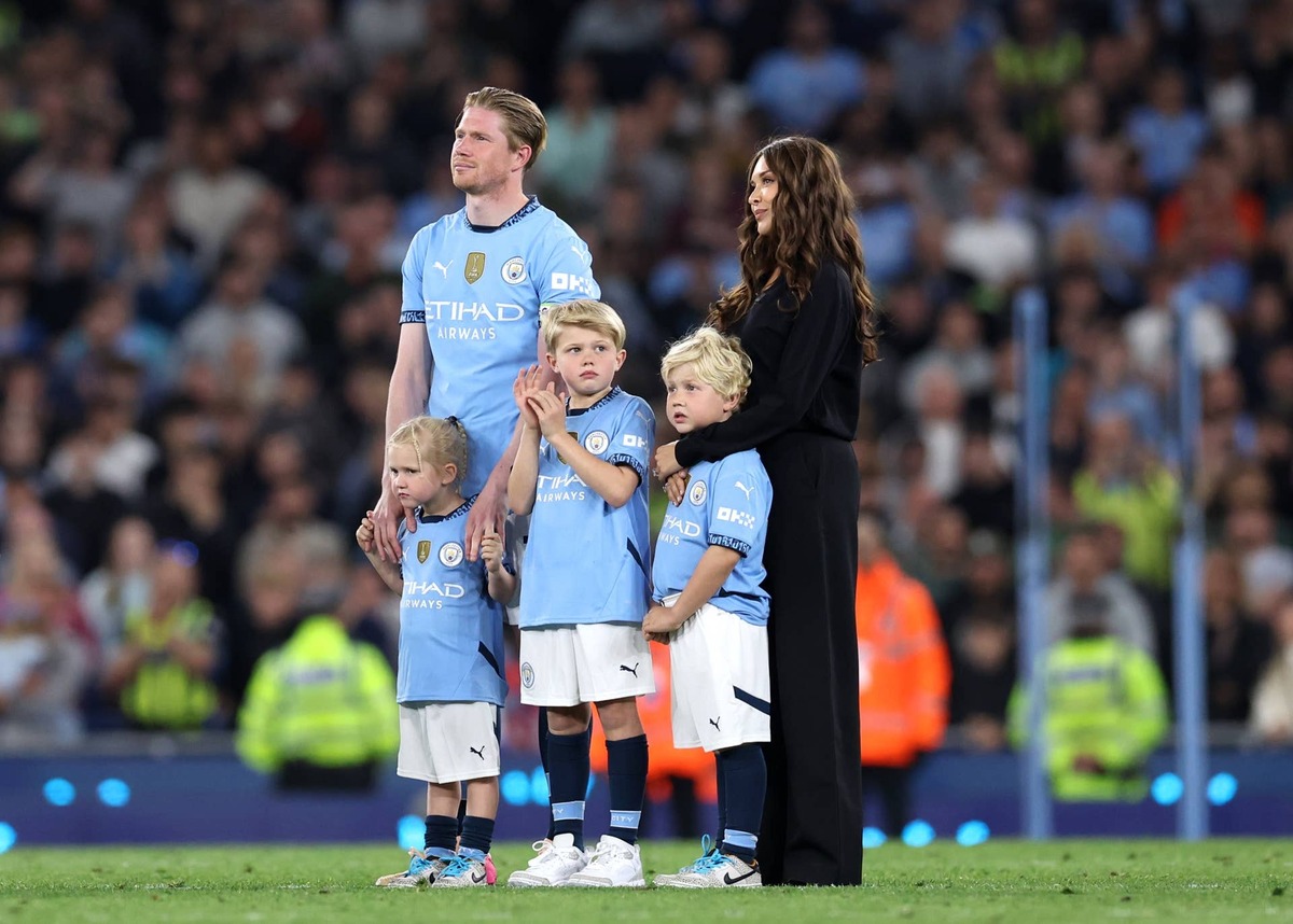  Kevin De Bruyne of Manchester City looks to the fans with his wife, Michele De Bruyne, and children during a farewell presentation following the Premier League match between Manchester City FC and AFC Bournemouth at Etihad Stadium on May 20, 2025 in Manchester, England. This match is to be Kevin De Bruyne's last home match for Manchester City before he departs in the summer when his contract expires. De Bruyne, will receive a guard of honour from team-mates and staff after a successful 10-year career at the club seeing him win 6 leagues titles and the Champions League. (Photo by Alex Livesey/Getty Images) Photo by Alex Livesey/Getty Images