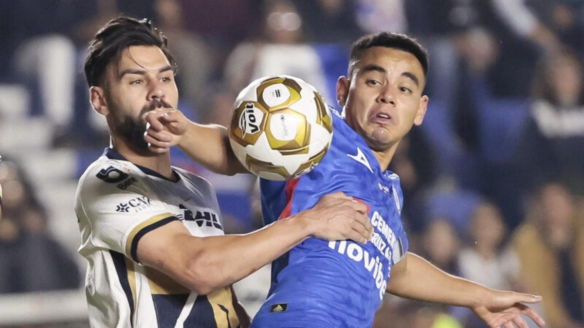 Carlos Rodríguez (d) de Cruz Azul disputa el balón con Rubén Duarte de Pumas este jueves, en el partido de ida de la final de la Liga MX entre Cruz Azul y Pumas en el estadio Ciudad de los Deportes en Ciudad de México (México). EFE/ José Méndez