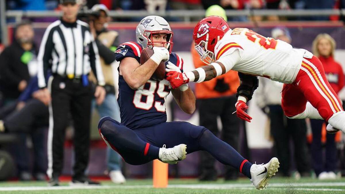  Dec 17, 2023; Foxborough, Massachusetts, USA; New England Patriots tight end Hunter Henry (85) makes the touchdown catch against Kansas City Chiefs safety Mike Edwards (21) in the first half at Gillette Stadium. Mandatory Credit: David Butler II-Imagn Images | David Butler II-Imagn Images 