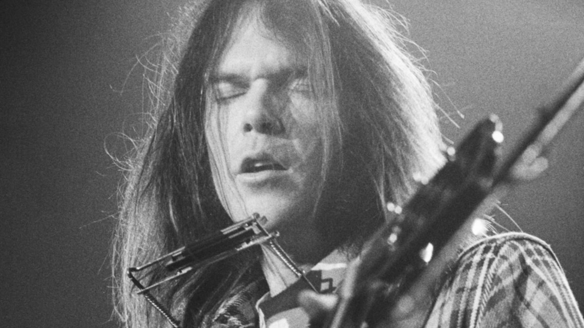 1977 Rock Song, Written on a Piece of Newspaper, Became a Hit Power Ballad 