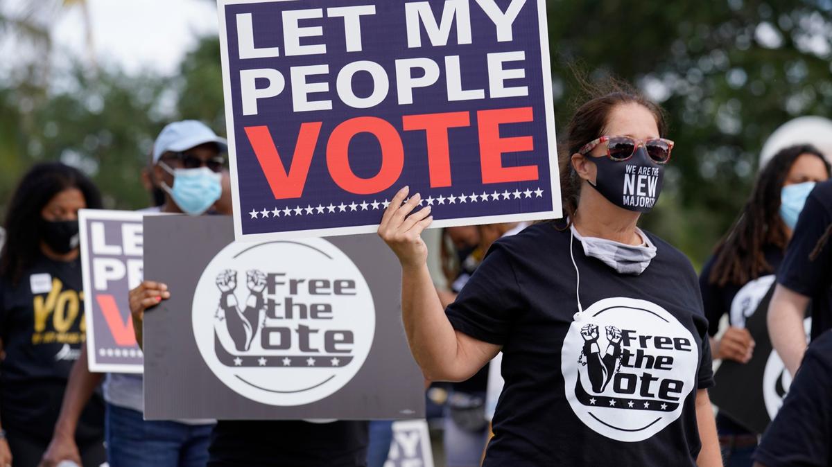 Foto de archivo de una marcha para apoyar la restauración del derecho al voto de los delincuentes de la Florida en 2020 en Fort Lauderdale.