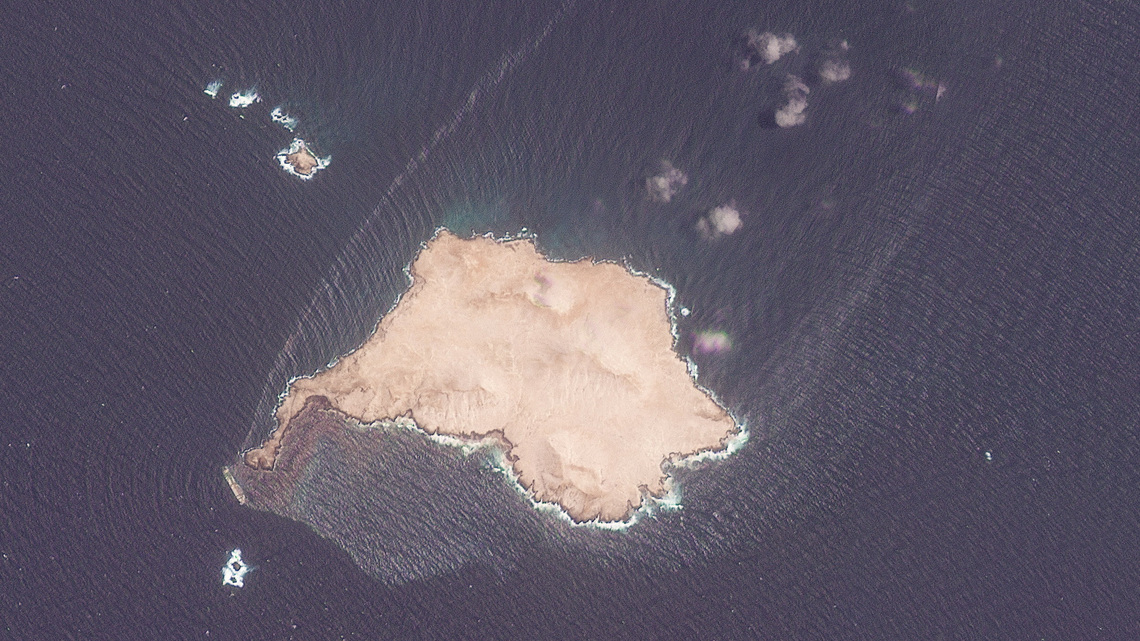 Oman responds to stranded vessel off Dhofar, state media says