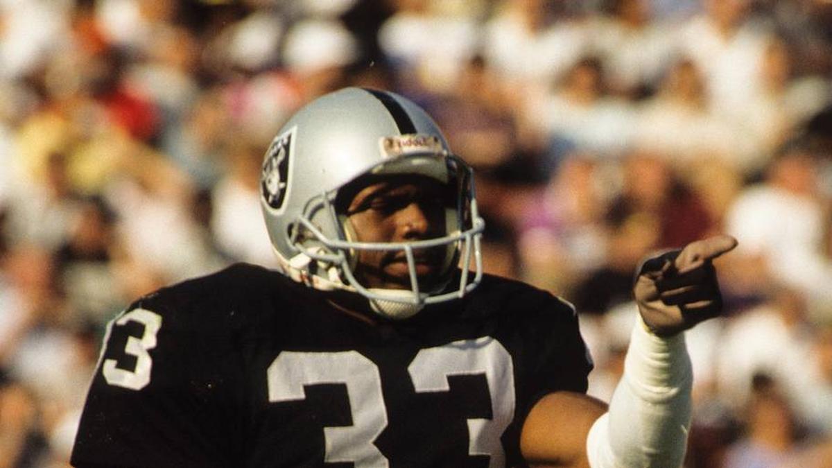  Oct 15, 1989; Los Angeles, CA, USA; FILE PHOTO; Los Angeles Raiders safety Eddie Anderson (33) on the field against the Kansas City Chiefs at Los Angeles Memorial Coliseum. Mandatory Credit: David Boss-USA TODAY NETWORK | David Boss-Imagn Images 