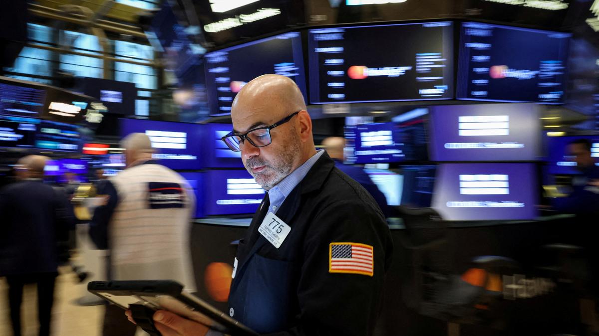 FILE PHOTO: Traders work on the floor at the New York Stock Exchange (NYSE) in New York City, U.S., May 7, 2026.  REUTERS/Brendan McDermid/File Photo