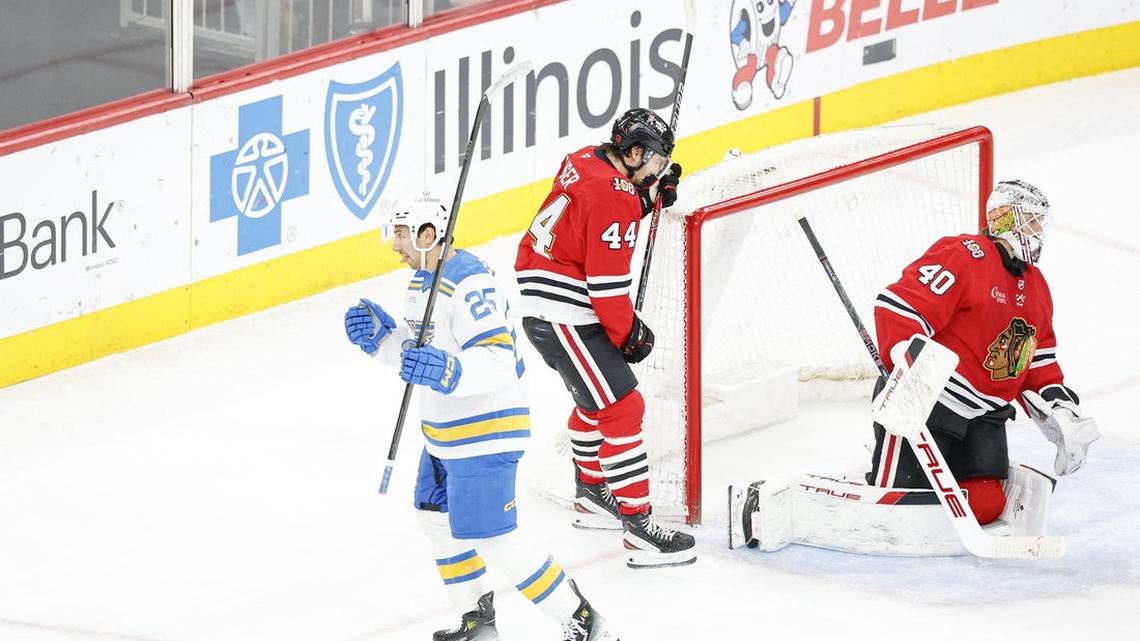 Blues ride 3-goal second period to win over Blackhawks