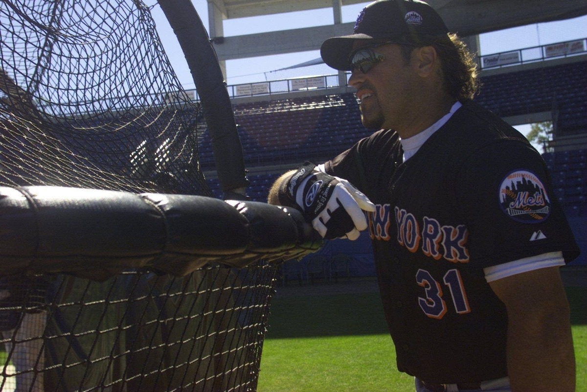 New York Mets catcher Mike Piazza waits for batting practice before a Spring Training game in Port St. Lucie, Florida. Imagn Images