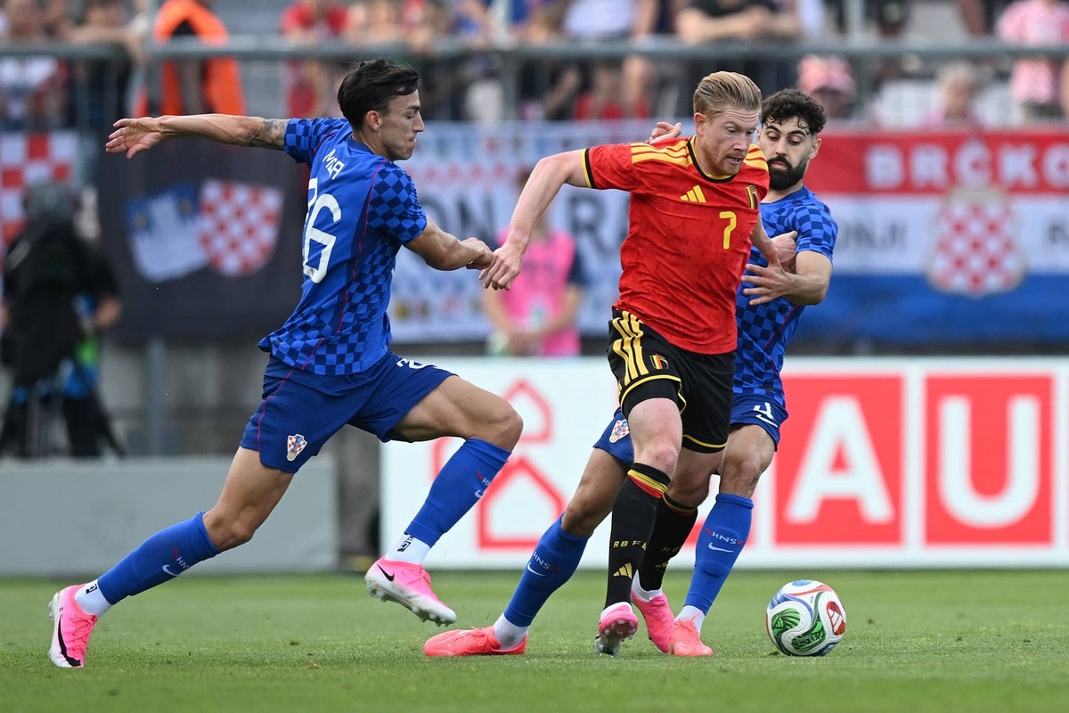  Kevin De Bruyne is challenged by Petar Musa and Josko Gvardiol during the international friendly match between Croatia and Belgium. Photo by Jurij Kodrun/Getty Images