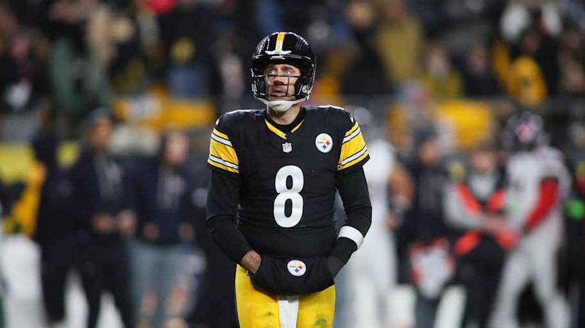  Pittsburgh Steelers quarterback Aaron Rodgers (8) looks on after being sacked during the first half of the NFL Wild Card game against the Houston Texans at Acrisure Stadium in Pittsburgh, PA on January 12, 2026. | Michael Longo/For USA Today Network-PA / USA TODAY NETWORK via Imagn Images 