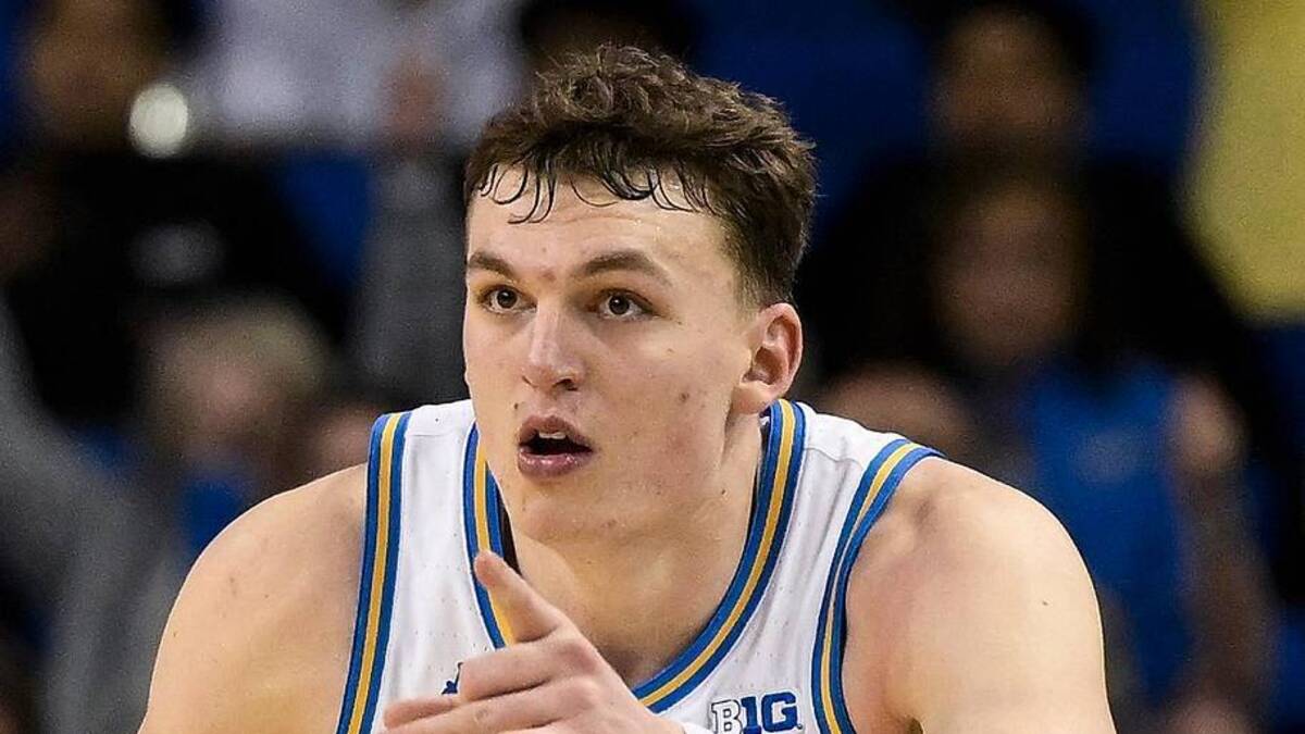  Mar 3, 2026; Los Angeles, California, USA; UCLA Bruins forward Tyler Bilodeau (34) points to teammates after hitting a 3-point jumpshot during the second half at Pauley Pavilion presented by Wescom Financial. Mandatory Credit: Robert Hanashiro-Imagn Images | Robert Hanashiro-Imagn Images 