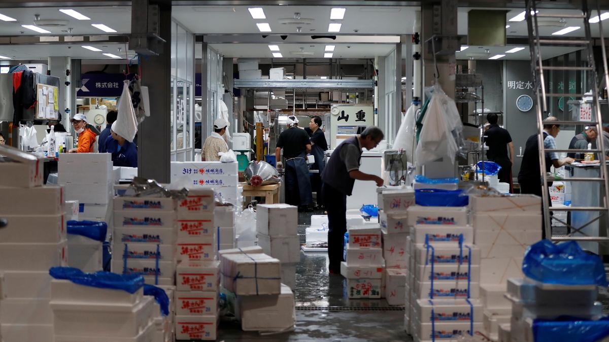 A fishmonger works at a wholesalers' area on the opening day of the new Toyosu fish market, which has been relocated from Tsukiji market, in Tokyo, Japan, October 11, 2018.   REUTERS/Issei Kato