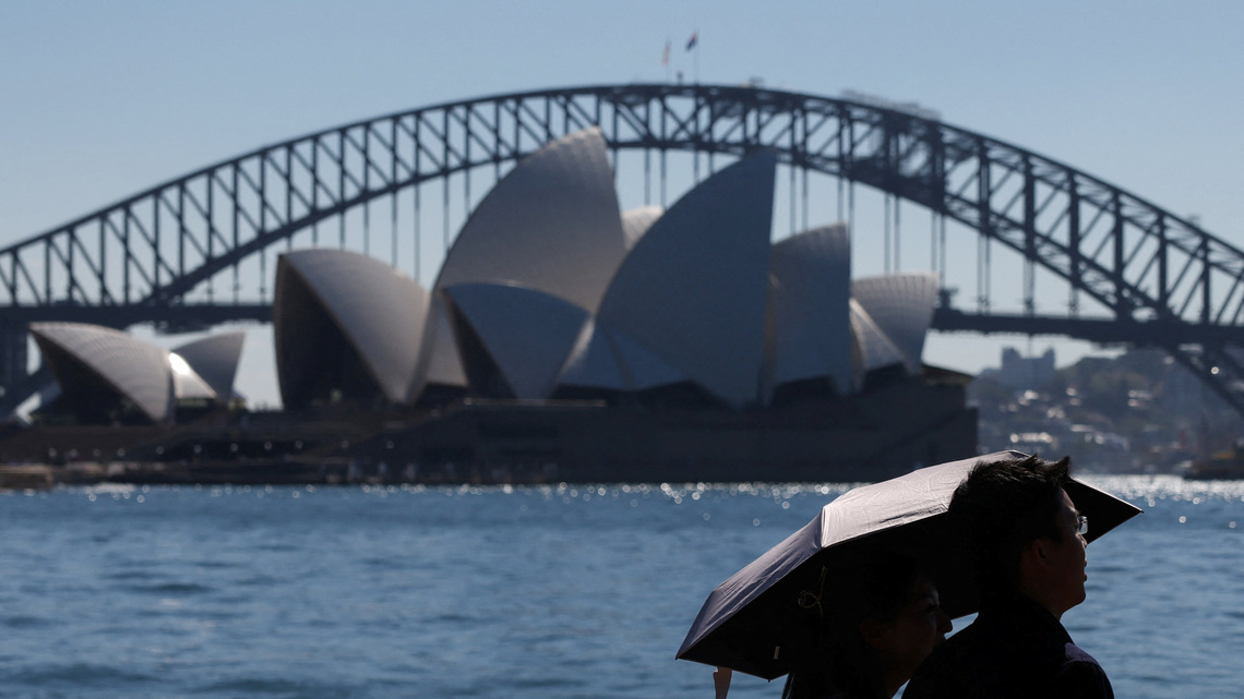 Sydney sweats in spring hot spell, faces 'extreme' bushfire risk