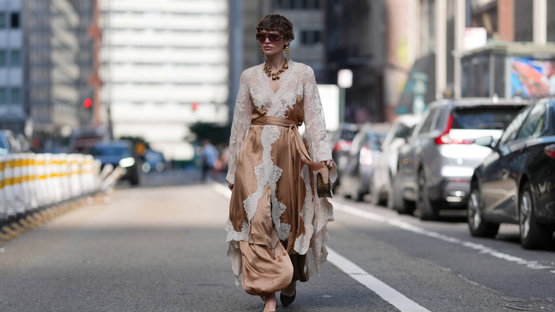 17 Dreamy, Tummy-Hiding Fall Dresses for Women Over 40 - Not Frumpy! 