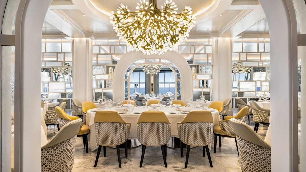  Oceania Vista features a variety of sophisticated dining venues. 