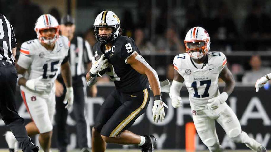  Nov 8, 2025; Nashville, Tennessee, USA; Vanderbilt Commodores tight end Eli Stowers (9) runs with the ball after a made catch against the Auburn Tigers during the second half at FirstBank Stadium. Mandatory Credit: Steve Roberts-Imagn Images | Steve Roberts-Imagn Images 