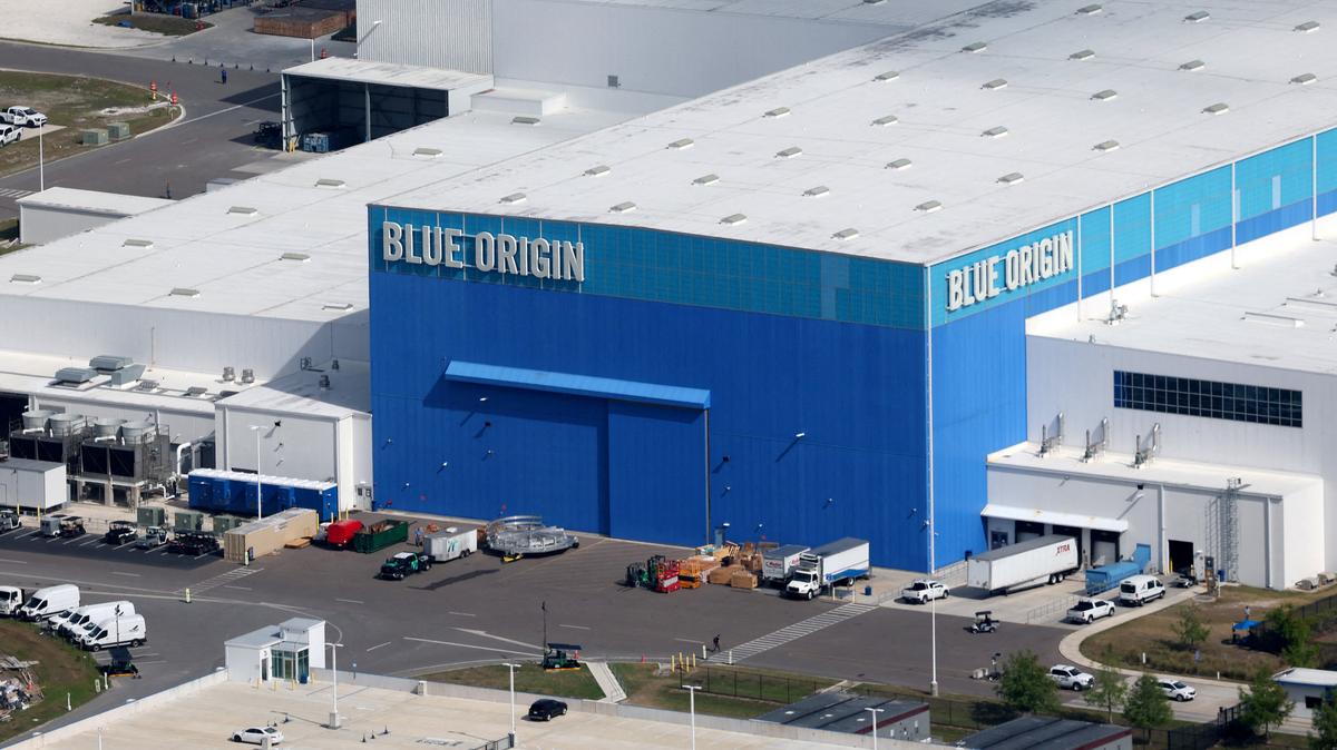 FILE PHOTO: An aerial view shows the Blue Origin manufacturing facility at the Kennedy Space Center in Cape Canaveral, Florida, U.S., April 6, 2026.  REUTERS/Brendan McDermid/File Photo