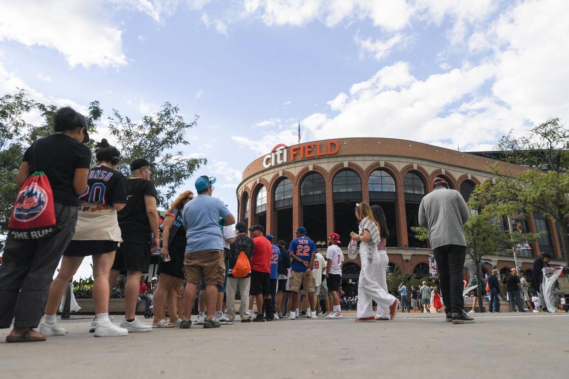  Aug 26, 2025; New York City, New York, USA; A general view of fans awaiting entry into the stadium before a game between the New York Mets and the Philadelphia Phillies at Citi Field. Mandatory Credit: John Jones-Imagn Images 