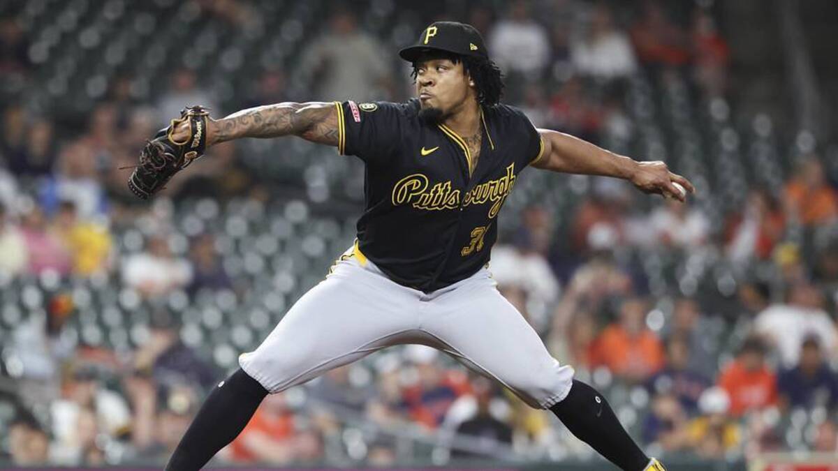  Jun 3, 2026; Houston, Texas, USA; Pittsburgh Pirates pitcher Gregory Soto (31) delivers a pitch during the eighth inning against the Houston Astros at Daikin Park. | Troy Taormina-Imagn Images 