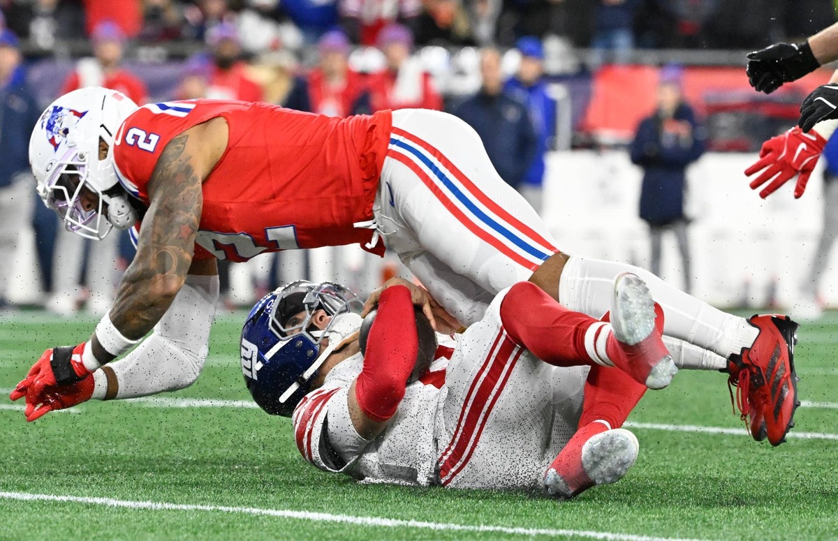  New England Patriots linebacker Harold Landry III (2) sacks New York Giants quarterback Jaxson Dart (6). Eric Canha-Imagn Images