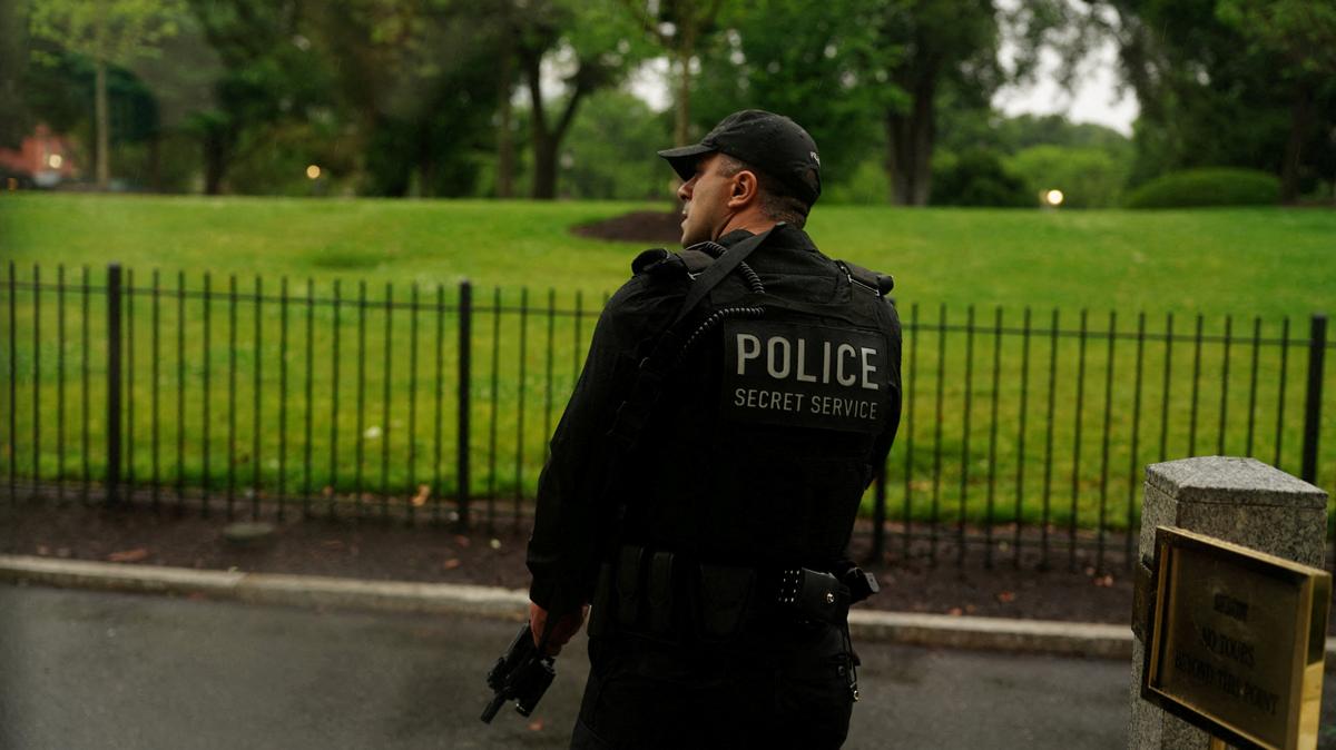 A member of the U.S. Secret Service watches holding his weapon after alleged gunfire was heard nearby, at the White House in Washington, D.C., U.S., May 23, 2026. REUTERS/Nathan Howard