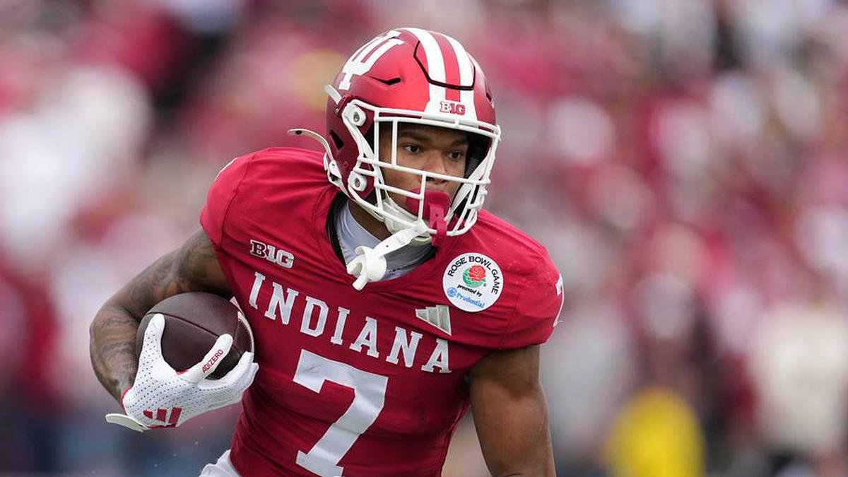  Jan 1, 2026; Pasadena, CA, USA; Indiana Hoosiers wide receiver E.J. Williams Jr. (7) runs against the Alabama Crimson Tide in the first half of the 2026 Rose Bowl and quarterfinal game of the College Football Playoff at Rose Bowl Stadium. Mandatory Credit: Kirby Lee-Imagn Images | Kirby Lee-Imagn Images 